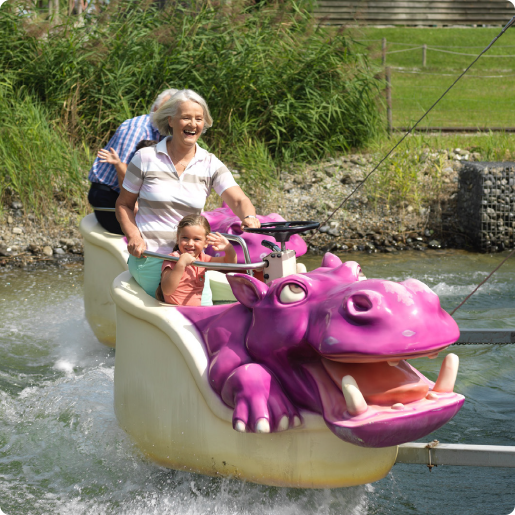 Ravensburger Spieleland_Besuch planen_Spieleland-Oma_Kinder mit Oma im Nilpferd in der Wasserbahn